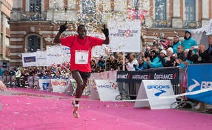 Le Kényan Benjamin Bitok a remporté cinq fois le marathon de Toulouse Métropole, en 2007, 2009, 2010, 2012 et 2013. Il triomphe ici sur la place du Capitole, le 28 octobre 2012.