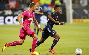 Alexandre Lacazette face aux Grasshopper Zurich, le 30 juillet 2013 à Gerland.
