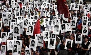 La gauche chilienne et le gouvernement de centre droit du président Sebastian Piñera ont marqué lundi le 40ème anniversaire du coup d'Etat du général Augusto Pinochet séparément et en deux lieux emblématiques.