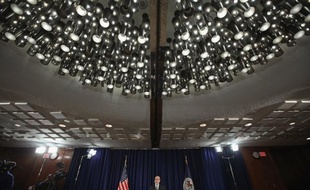 La banque centrale des Etats-Unis (Fed) a décidé mercredi d'intensifier encore sa création monétaire pour soutenir la reprise de l'économie américaine et a révolutionné sa communication relative à l'évolution de son taux directeur, au plancher depuis quatre ans.