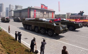 La Corée du Nord a transporté un 2e missile de moyenne portée sur sa côte orientale et l'a hissé sur un lance-missiles mobile, a rapporté vendredi l'agence sud-coréenne Yonhap, citant un haut responsable gouvernemental à Séoul.