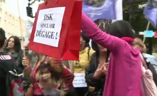 Capture d'écran d'une vidéo AFP sur la manifestation anti-DSK du 11 septembre 2011 à Paris.