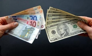 L'euro a atteint lundi un plus bas depuis le mois d'octobre, en baisse de plus de 4% par rapport à son record de la fin novembre, face à un dollar revigoré par une modération des attentes de baisse des taux d'intérêt aux Etats-Unis.
