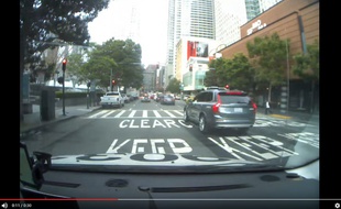 Capture vidéo d'un taxi autonome d'Uber qui a grillé un feu rouge à San Francisco, à cause «d'une erreur humaine», selon l'entreprise.