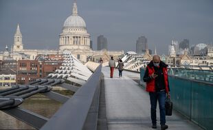 Un homme masqué à Londres.