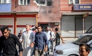 Des civils fuient la ville de Akcakale, près de la frontière turque avec la Syrie, le 13 octobre 2019.