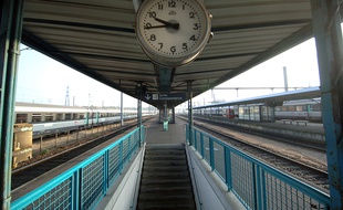 Une horloge à la gare de Caen (illustration).