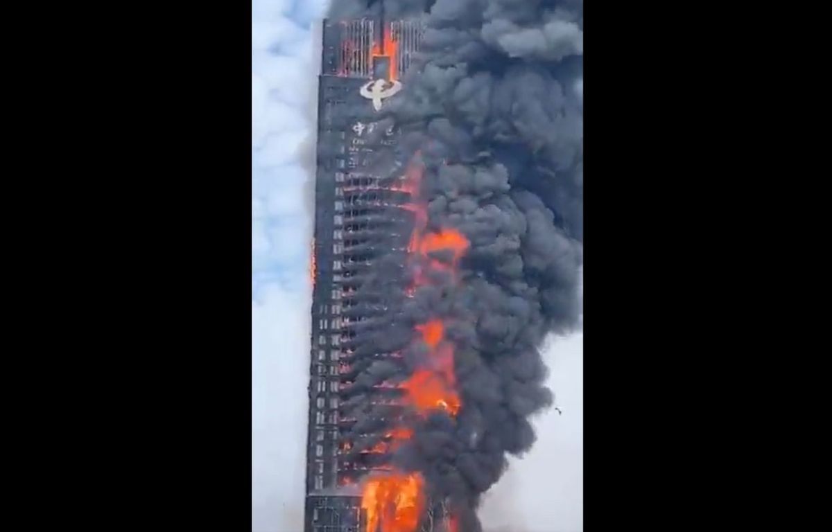 Un gratte-ciel ravagé par un incendie en Chine