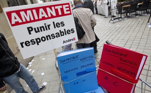 Des victimes de l'amiante lors d'une manifestation, à Paris, en 2013.