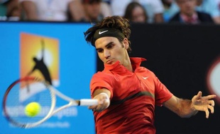 Le Suisse Roger Federer s'est qualifié sans aucun souci 7-5, 6-2, 6-2 aux dépens du Russe Alexandr Kudryavtsev 7-5, 6-2, 6-2, la tenante du titre féminin, la Belge Kim Clijsters se montrant moins convaincante face à la Portugaise Maria Joao Koehler, éliminée 7-5, 6-1, au 1er tour de l'Open d'Australie lundi à Melbourne.
