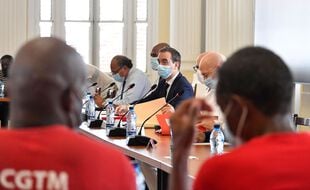 Le ministre des Outre-mer Sébastien Lecornu lors d'une réunion avec des syndicats de Martinique, à Fort-de-France le 30 novembre 2021.