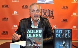 Le Danois Jussi Adler-Olsen, auteur de thrillers, à Prague, en mai 2012.