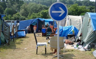 Campement de demandeurs d'asile originaires des Balkans sur un parking à Metz, dans l'est de la France, le 6 juillet 2013