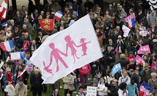 Des manifestants venus défiler contre la loi sur le «mariage pour tous», à Paris, le 26 mai 2013.