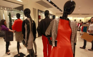 Les Françaises achètent moins de vêtements qu'il y a 10 ans...