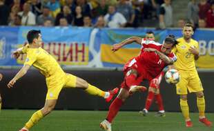 L'Ukrainien Taras Stepanenko (à gauche) a été testé positif au Covid-19.