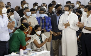 La campagne de vaccination contre le Covid-19 en Inde, ici à Bombay.