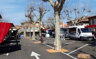 Le marché de Fronton, en Haute-Garonne, en version réduite pour cause de confinement, le 19 mars 2020.