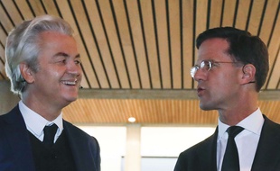Le Premier ministre Mark Rutte et le populiste Geert Wilders, tous deux candidats aux élections législatives au Pays-Bas, discutent avant le débat diffusé à la télévision, le 13 mars 2017.