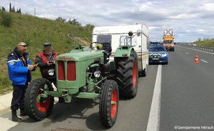 Tracteurs et caravanes ont été stoppés dans leur folle éppée par les motards de la gendarmerie nationale