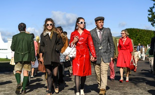 Illustration de participants à une course de motos vintage en Angleterre.