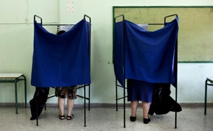 Des isoloirs dans un bureau de vote à Athènes, le 5 juillet 2015