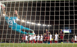 Leo Messi a inscrit deux buts sur coup franc face au FC Séville en Supercoupe d'Europe, le 11 août 2015.