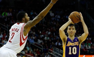 Le Canadien Steve Nash des Los Angeles Lakers est devenu le 5e joueur de l'histoire de la NBA à atteindre la barre des 10.000 passes décisives, chiffre atteint mardi lors de la défaite des Lakers à Houston (125-112).