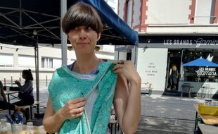 Les robes et tee-shirts comportent une ouverture sur le côté avec un bouton pression et une bande de tissu à l'intérieur.