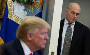 Donald Trump et le secrétaire général de la Maison Blanche John Kelly, le 2 février 2018.