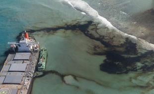 Du carburant s'échappait encore du MV Wakashio le 11 août.