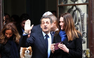 Le président-candidat de l'UMP Nicolas Sarkozy a voté dimanche vers 11H45 dans un lycée du XVIe arrondissement de Paris pour le premier tour de l'élection présidentielle, en compagnie de son épouse Carla Bruni-Sarkozy.