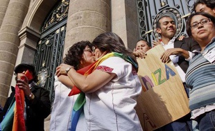 Un couple lesbien s'embrasse alors que la ville de Mexico vient d'autoriser le mariage de personnes de même sexe, le 21 décembre 2009.