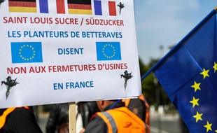 Des betteraviers français manifestent devant l'ambassade d'Allemagne, le 7 mai 2019, pour s'opposer à la fermeture de deux sucreries que projette en France le groupe allemand SüdZucker.