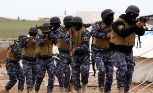 Des soldats irakiens lors d'un entraînement avant un assaut pour reprendre la ville de Mossoul contrôlée par le groupe Etat islamique, le 10 janvier 2015 à Bardarash
