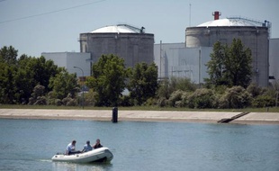 Environ 400 à 500 personnes se sont réunies à Fessenheim (Haut-Rhin) dimanche midi, non loin de la centrale nucléaire, pour assister à un concert organisé par plusieurs associations anti-nucléaires, selon André Hatz, membre de l'Association Stop Fessenheim.