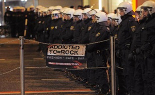 Des policiers font face à des presonnes manifestant contre la tenue du bal de l'extrême droite à Vienne, le 30 janvier 2015