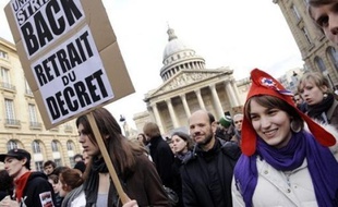 Jeudi, environ 400 chercheurs en grève, réunis en assemblée générale à Paris, ont aussi exigé le maintien du CNRS en tant qu'"opérateur de recherche", s'opposant au projet de le transformer en simple agence de moyens.