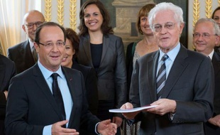 Le président François Hollande a fait savoir vendredi que le parlement serait saisi début 2013 d'un train de réformes institutionnelles mettant en musique le rapport Jospin, façon de marquer que le changement est bien à l'ordre du jour après l'annonce cette semaine du "pacte de compétitivité".