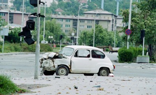 Scène de destruction à Sarajevo le 2 juin 1992, durant la guerre