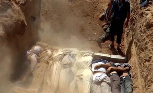 Capture d'écran d'une image mise en ligne le 21 août 2013 sur YouTube montrant les corps de Syriens sur le point d'être enterrés.
