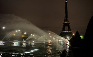 La Tour Eiffel éteinte après les attentats à Paris, le 14 novembre 2015.