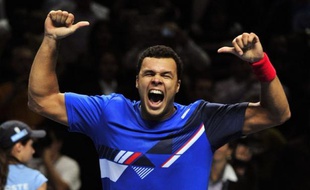 Jo-Wilfried Tsonga s'est qualifié pour les demi-finales du Masters pour la première fois de sa carrière en battant Rafael Nadal en trois sets 7-6 (7/2), 4-6, 6-3, jeudi à Londres, grâce à une performance digne d'un maître.