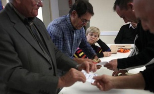 Dépouillement dans un bureau de vote d'Ortaffa (Pyrénées-Orientales), au soir du premier tour des élections départementales, le 22 mars 2015