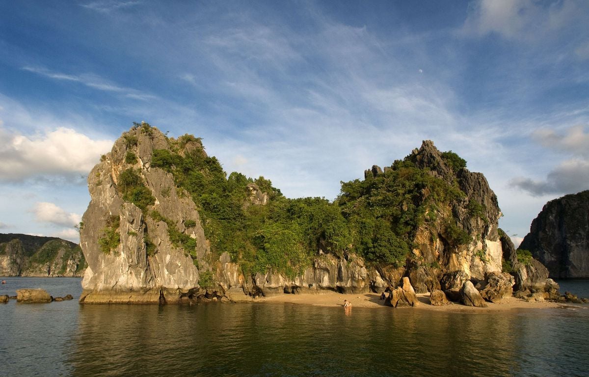 Le naufrage d'un bateau touristique en Baie d'Halong fait au moins 28 morts