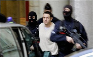 Lionel Dumont, ancien du gang du Roubaix qui était rejugé à Paris pour une série de braquages et un attentat raté en 1996 dans la métropole lilloise, a été condamné dans la nuit de mercredi à jeudi à 25 ans de réclusion criminelle assortis d'une période de sûreté des deux tiers.
