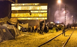 Des réfugiés dans le village grec d'Idomeni à la frontière macédonienne, le 17 mars 2016.