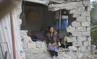 Une femme assise sur les ruines de sa maison dans la ville de Terter en Azerbaïdjan.