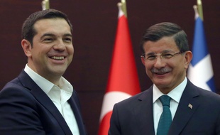 Le Premier ministre grec Alexis Tsipras et son homologue turc Ahmet Davutoglu à Ankara (Turquie), le 18 novembre 2015.