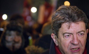 Jean-Luc Mélenchon (Front de gauche) a ironisé mardi sur le "suspense haletant" autour de la candidature de Nicolas Sarkozy, disant vouloir se "débarrasser de ce poids qui nous oppresse" pour pouvoir passer au bilan de son quinquennat.